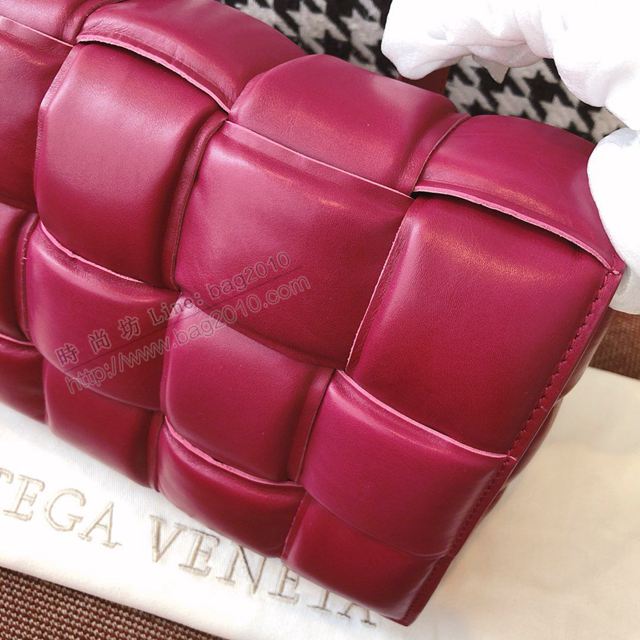 Bottega Veneta女包 寶緹嘉19新款 CASSETTE枕頭包 編織斜跨女包 原單胎牛皮 BV單肩女包 紫紅色  gxz1083